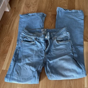 Bootcut jeans  - Ljusblå bootcut jeans från 157 i storlek S short. Klassisk femficksmodell med låg midja och lätt utsvängda ben. Jeansen har dragkedjegylf och är tillverkade i mjuk denim för en avslappnad look.    👀För korta för mig som är 164cm lång och för stora i midjan för mig som brukar ha W25 i jeans👀 ‼️FLÄCK sista bilden‼️