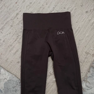Träningstights  - Träningstights från märket DOM i storlek S