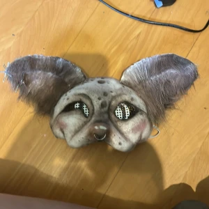 Therian mask - Enkel vegan handgjord Therian mask, den har böjbara öron och tygad insida. Har du frågor så kontakta mig bara!! ❤️ 