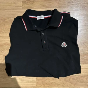 Moncler Piké - Tjena säljer denna tvär feta svarta moncler pikén för endast 549! Den är sparsamt använd och riktigt snygg passar bra på grish fest! Hör av dig vid intresse, pris går att diskuteras!