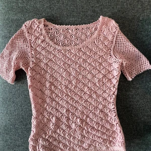 Rosa virkad topp med kort ärm - Superfin ljusrosa virkad topp med korta ärmar och rund hals. Perfekt till stranden 🩷