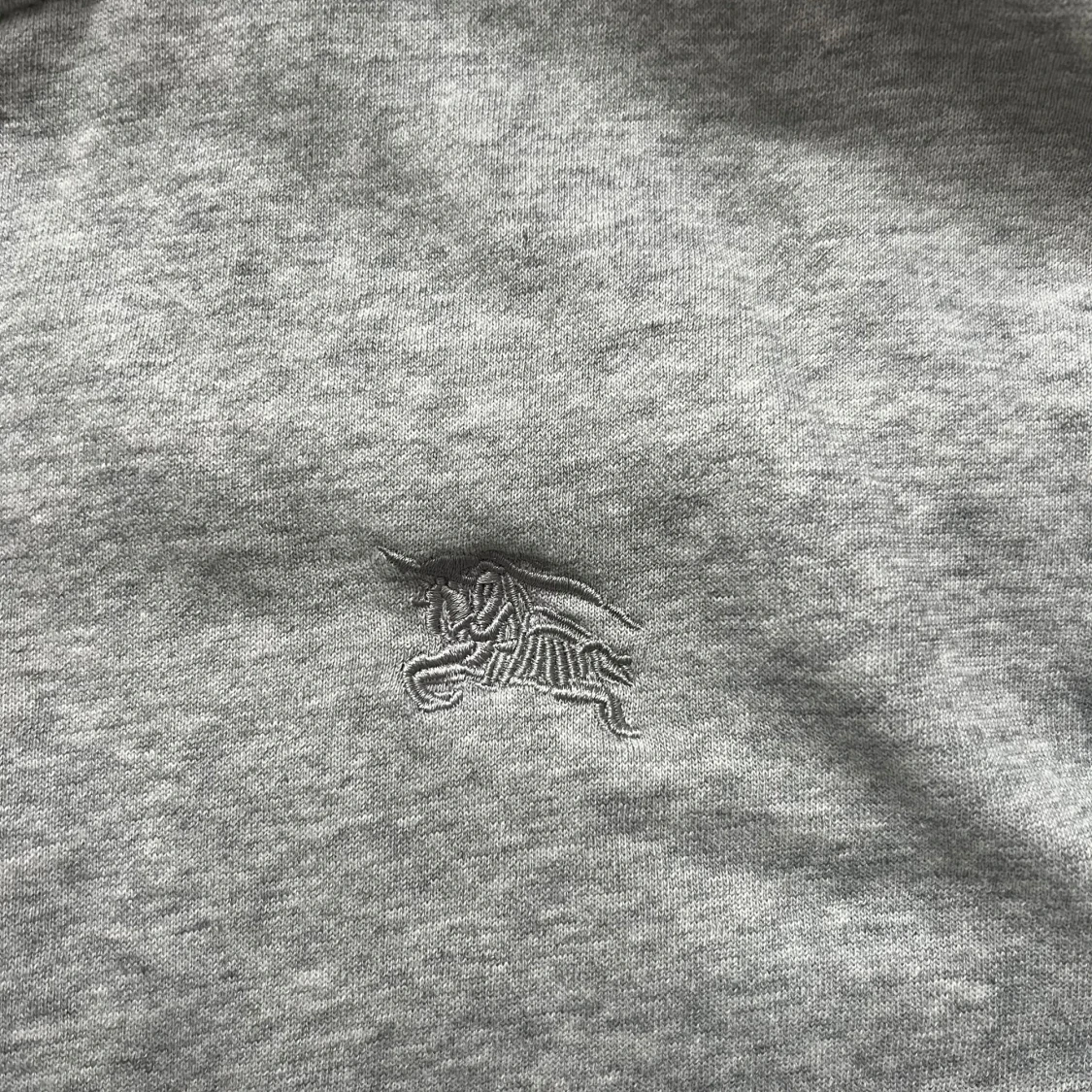 Grå hoodie från Burberry med dragkedja - 3