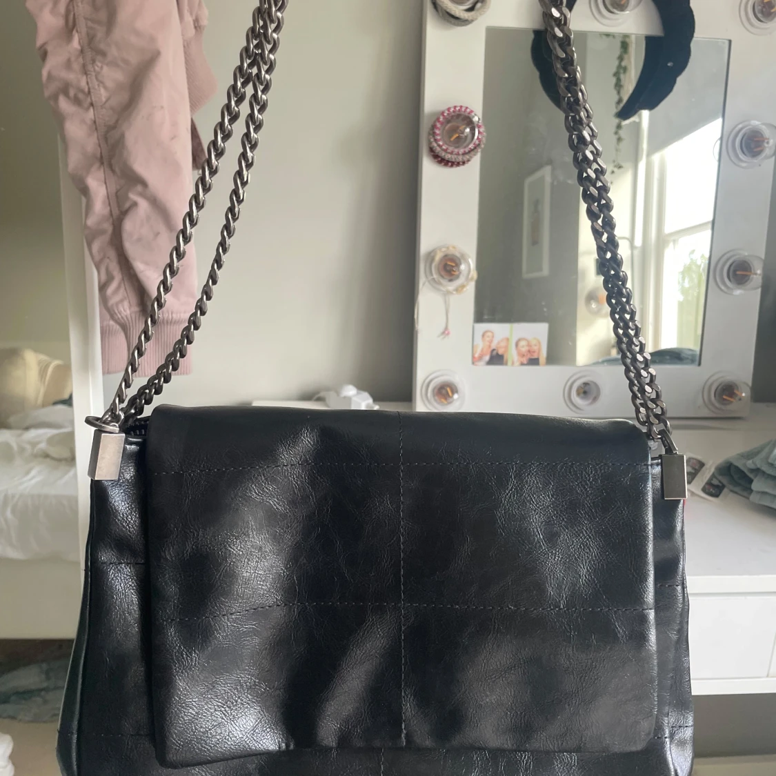 Svart axelväska med kedjerem - 3