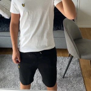 Vit t-shirt från Lyle & Scott+shorts  - Säljer som paket både t-shirt och shorts. Shortsens storlek=S t-shirt storlek=Xs