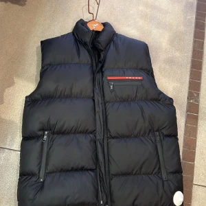 Snygga västen  kill  - Kill västen är jätte fint skick och kvalitet helt ny produkt 