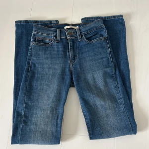 Low waist jeans Levis  - Säljer ett par lågmidjade jeans från Levis. Säljer för att jag inte får användning av dom. Använda fåtal gånger och en äldre modell och tvättade en gång. Hör av er för frågor eller fler bilder❣️