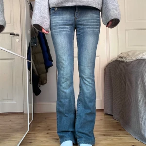 Bootcut jeans - Supersnygg utsvängda jeans me låg midja, midjemått tvärs över är 37, innebenslängd 85💕💕 