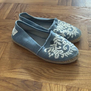 Espadrillos från Odd Molly  - Säljer ett par jättesöta blåa Odd Molly espadrillos i storlek 39. Använda men i bra skick, fin brodering framtill. Jag upplever de lite små i storleken - mer som en 38! 
