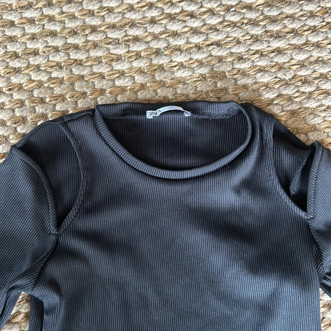 Svart ribbad långärmad topp från Zara - 1