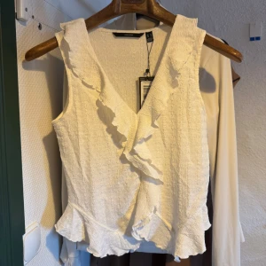 Topp från VERA MODA - Oanvänd vit topp från VERA MODA💗