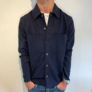 Blå Overshirt - Extremt snygg och stilren | Strl - M | Skick - 9/10 | Nypris - ca 1200 | Vid minsta lilla fundering är det bara att skriva!