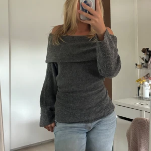Grå offshoulder stickad tröja - Mysig grå stickad tröja med offshoulder-modell. Väldigt varm!!! 