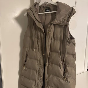Zara väst - Säljer min väst från zara , knappt använd
