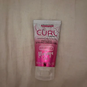 Creightons Curl Company Styling Gel - Styling crème-gel från The Curl Company med moringaolja, perfekt för att forma och definiera lockar och vågor. Tuben är rosa och silver, rymmer 50 ml och har praktisk snäpplock. Innehåller Curlplex-teknologi för näring och frizzkontroll. säljer p.g.a att mitt hår inte går att få lockigt.använd ca 1 gång och är väldigt mycket kvar!