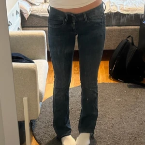 Pepe Lågmidjade bootcut/straight leg jeans - Snygga lowwaist jeans som är bootcut / straight leg med snygga fickor🥰 Jeansen har små små hål precis vid fickorna men hålen syns inte när man har på sig dom. Och slitningar längst ner då jag har klippt dom. (Se sista bilderna) Midjelängd: ca 34cm Innebenslängd: ca 75cm