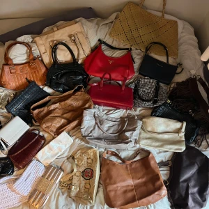 Mix med trendiga väskor - Säljer flertal väskor i olika färger, storlekar och stil. Om du är intresserad skriv bara vilken väska du skulle vilja ha mer information och bilder av. Säljer mellan 80-399 kr beroende på väska. Om du köper fler än en blir det såklart billigare💞köp sker via enskild annons💞