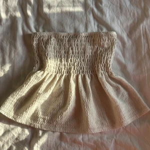 Topp  - Söt topp från Gina. Hade band förut men tagit bort dem :) stretchig material 