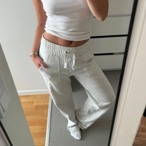 Mjukisbyxor från Lager157 - Otroligt sköna mjukisbyxor med medelhög midja från Lager157 <3 Aldrig använda, är ljusgråa