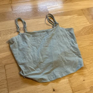 Ljusgrön linnetopp från 157 - Enkel och stilren ljusgrön linnetopp från 157 med smala axelband. Toppen är tillverkad i mjuk bomull med lite stretch för extra komfort. Perfekt att matcha med jeans eller shorts för en chill look.