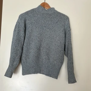 Super fin blå stickad tröja - Säljer denna då den är för liten. Knappt använd dock en färgfläck på ärmen, annars i super skick! 