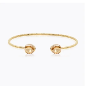 Caroline svedbom armband  - Säljer detta superfina armband från Caroline svedbom i modellen carlotta, golden shadow. Nypris 895. Ge prisförslag 😚