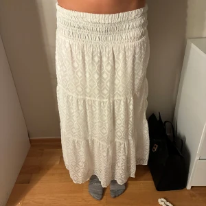 Vit långkjol från Gina Tricot - Supersöt vit långkjol från Gina. Kjolen har volanger, resorbandet har vikt sig lite i tvätten men inget man tänker på! Säljer pga att den är lite för kort för mig!❤️