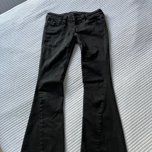 Svarta True Religion jeans - True religion svarta jeans❣️modell Joey low Rise flare❣️Storlek w25. BYTES MOT w24!! Eller köp för 1100kr⚠️⚠️❣️ kontakta mig om du har likadana fast i storlek w24 så kan vi byta❣️ köpte på Plick men de var lite för stora❣️ förra ägaren använde bara jeansen några få gånger och de ser helt nya ut!❣️