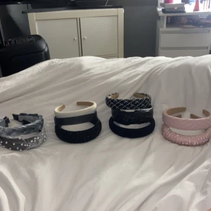 Diadem - Säljer ett paket med 8 trendiga diadem i olika stilar och färger. Det är olika märken! 💗 Alla är nästan som helt nya!