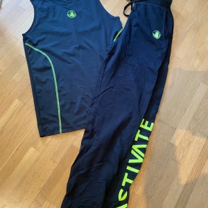 Träningslinne och byxa bodyglove - Ärmlöst träningslinne(blankt) och byxa i bomull