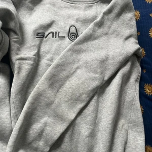 Märke: Sail Racing📏 Storlek: S🎨 Färg: Grå💰 Nypris: 900 kr🔖 Mitt pris: 650 kr📍 Finns i Linköping📦 Kan skickas eller mötas upp - Säljer min snygga och bekväma grå tröja från Sail Racing. Den är i väldigt fint skick, sparsamt använd och av hög kvalitet. Perfekt för dig som gillar stilren design och bra material.