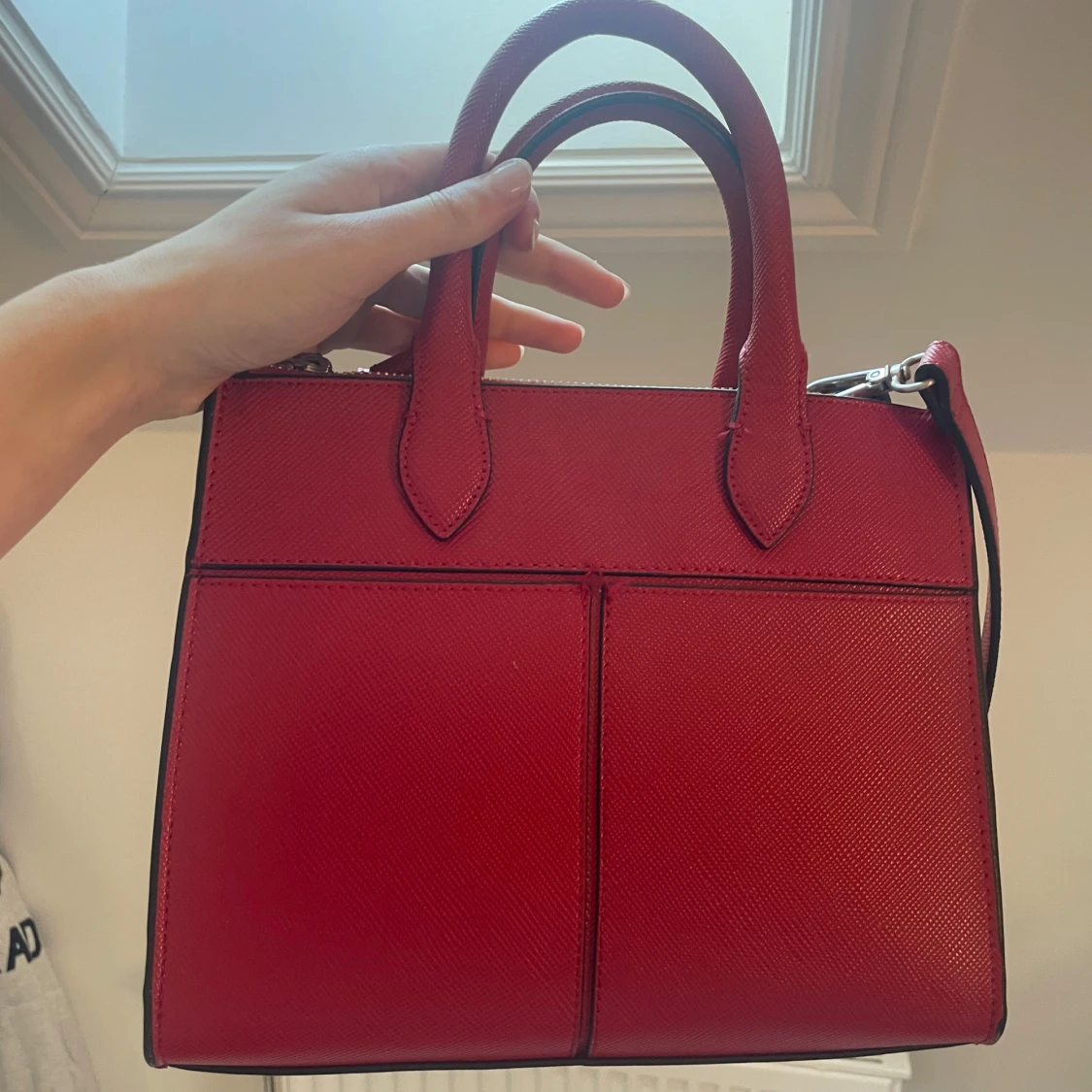 Röd handväska med axelrem
