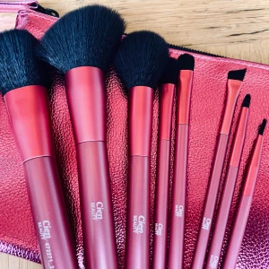 Makeup brush set med necessär! - 8 stycken högkvalitativa sminkborstar med extra mjukt syntethår och rosa skaft i aluminium för blush, powder, highlighter, blending, concealer, eyebrow, fine line & detail. Matchande necessär medföljer. Mått skaft: 13 cm. Necessär: 15 x 20 cm. Oanvänt med kartong.