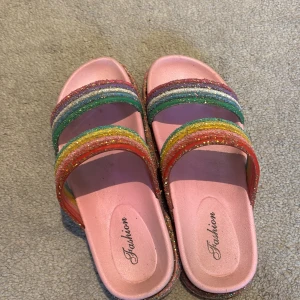Glittriga sandaler - Färgglada glitter sandaler i rosa  Storlek 36 använda några gånger säljer för att det inte kommer till användning nått mer 🫶
