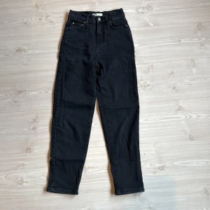 Svarta mom jeans från ginatricot  - Svarta jeans från ginatricot med hög midja och raka ben. 