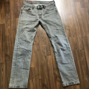 Custom Levis 501 - Tja, säljer en par otroligt feta och unika 501or med custom slitningar som jag gjort. 10/10 skick inga problem. Hör av dig vid minsta fundering!