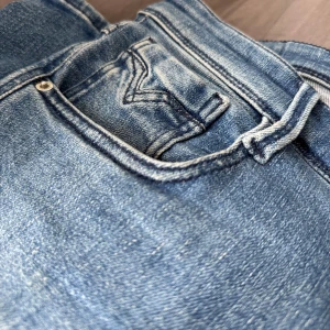 Replay Anbass 32 - Säljer ett par Replay Anbass jeans i ljusblå. Riktigt snygga men har tyvärr vuxit ur dem. De har varit väl omhändertagna. Bara att höra av sig om du skulle ha några funderingar!