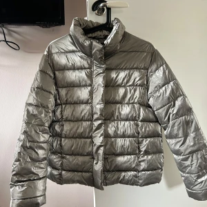 Silvrig pufferjacka från Zara - Säljer en silvrig pufferjacka från Zara i storlek 164 men passar perfekt för en som har Xxs eller Xs. Perfekt nu till hösten!!! 😍😍😍😍Den är helt defektfri, som ny !