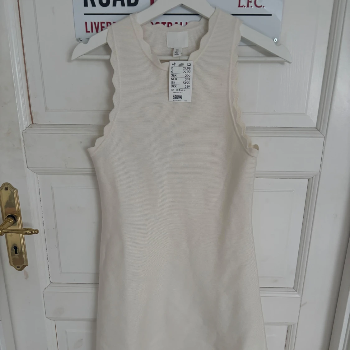 Vit ärmlös klänning med vågig kant - 1