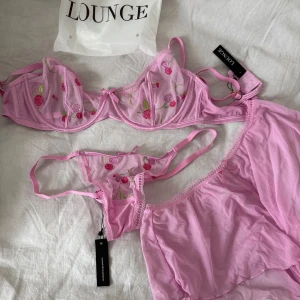 Rosa blommig mesh blus från Lounge - Nytt med prislapp, köpta från Lounge. Storlek 75E, trosor storlek s-m Pris för allt: 800kr 