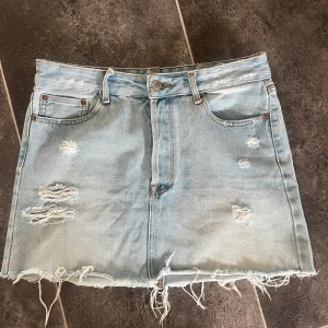 Jeanskjol med slitningar bershka - Jeanskjol från bershka i storlek M, jätte fin och i bra skick! 