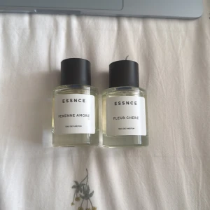 ESSNCE Perenne Amore & Fleur Chere parfym - Två stilrena Eau de Parfum från ESSNCE: Perenne Amore och Fleur Chere. Flaskorna är cylindriska i genomskinligt glas med minimalistiska vita etiketter och svarta matta korkar. Parfymvätskan är ljusgul. Perfekt för dig som gillar clean och modern design. 
