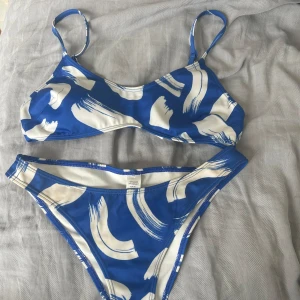 Blå bikini - Superfin bikini från monki, använd 2 gånger. Toppen är storlek S och botten är storlek Xs men är ganska stor i storleken och passar mig som har S-M. 