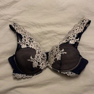 Mörkblå bh från Intimissimi - Säljer nu denna populära bh-n från intimissimi då den var för stor när jag köpte den å sen dess har den legat i min garderob💕 