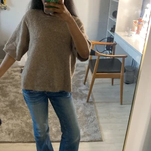 Beige stickad tröja från Kappahl - säljer min kortärmade stickade kofta från kappahl. Lite nopprig men annars i gott skick💕 Köpt för ca ett halv år sen🤗