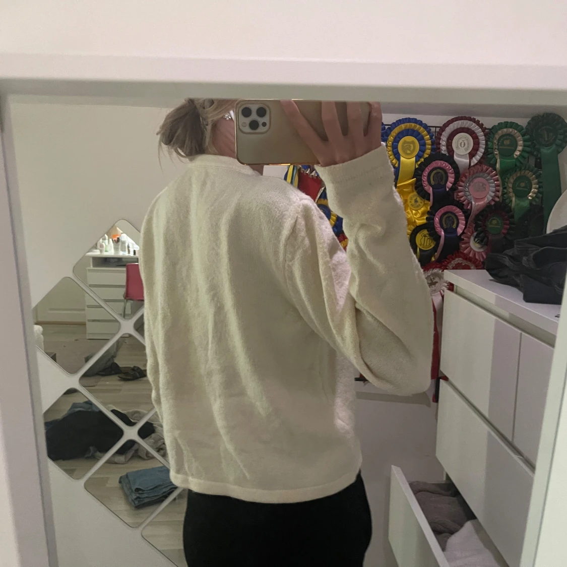 Ljusgul kofta med vita knappar - 2