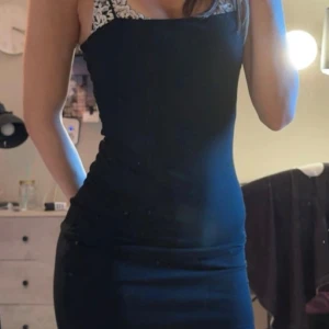 Svart tight klänning - Supersnygg svart tight bodycon klänning. Som framhäver figuren. Ribbad material. Storlek XS