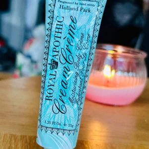 ”Holland Park” body cream från Royal Apothic! - ”Holland Park” moisturizing body cream från Royal Apothic. Denna helrosa blommiga doft är den populäraste doften från Royal Apothic och utsågs till ICMAD:s Årets Doft. Denna vackra doft inspirerades av en av de mest romantiska och fridfulla parkerna i centrala London med sitt enorma schackspel och strövande påfåglar. 35 g. Plomberad.