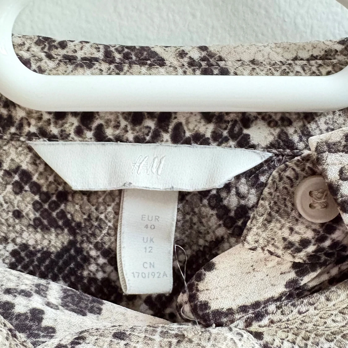 Ormmönstrad skjorta från H&M, strl 40 - 2