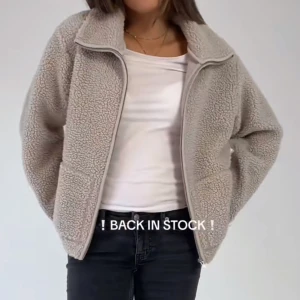 Lager157 teddyjacka - Jättesöt beige teddyjacka💕 Använts fåtal gånger därav det så är den i ett mycket bra skick. Priset går att diskuteras