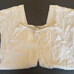 Vita linnebyxor - Vita linnebyxor från lager 157, jag har endast använt de 2 gånger därav säljer jag dem. Men byxorna är i jättefint skick (inga fläckar osv). Byxorna är uppsydda cirka 5 cm och sitter bra på längden för mig som är 157 cm lång! Men kan även sprätta av sömmarna. 💕 skriv för frågor! Nypris: 100kr